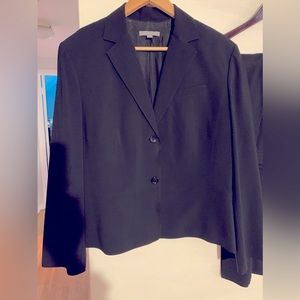 Preowned Ann Taylor pantsuit in great condition. Coming In color black, size 16.